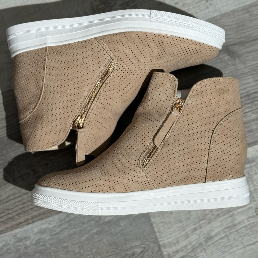 Yoki beige suede ankle boots womens size 10